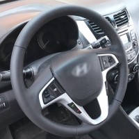Оплетка на руль из натуральной кожи Hyundai i20 2008-2014 г.в. (для замены штатной кожи, руль без подогрева, черная)